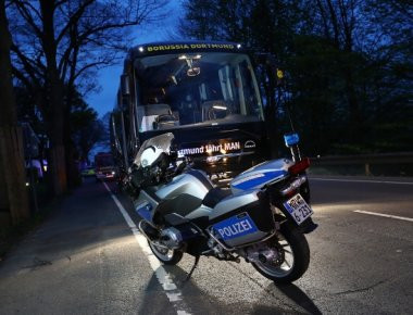 Πέπλο μυστηρίου καλύπτει τις εκρήξεις στο πούλμαν της Ντόρτμουντ – Έρευνα για «απόπειρα ανθρωποκτονίας» (φωτό, βίντεο)